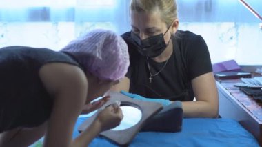 Güzellik salonunda profesyonel kirpik büyütme. Kirpiklere özel ajan uygulanır.