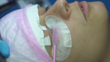 Güzellik salonunda profesyonel kirpik büyütme. Kirpiklere özel ajan uygulanır.