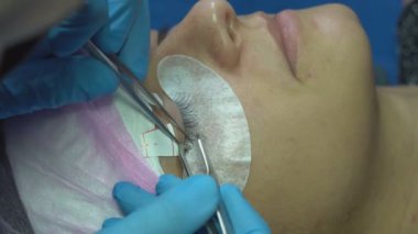 Güzellik salonunda profesyonel kirpik büyütme. Kirpiklere özel ajan uygulanır.