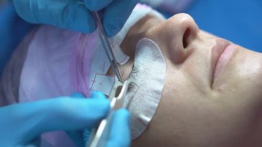 Güzellik salonunda profesyonel kirpik büyütme. Kirpiklere özel ajan uygulanır.