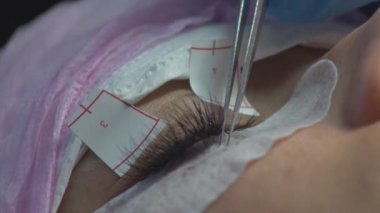 Güzellik salonunda profesyonel kirpik büyütme. Kirpiklere özel ajan uygulanır.