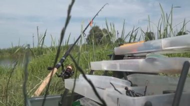 Gölün yanında spor balıkçılığı için birçok olta var.