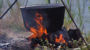 Büyük balık çorbasından yapılan balık çorbası geleneksel olarak açık havada gölde balık avlama koşullarında pişirilir.