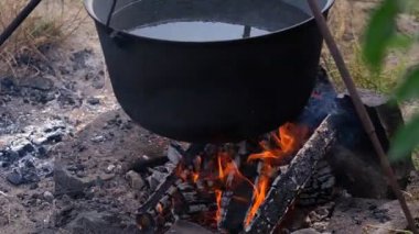 Büyük balık çorbasından yapılan balık çorbası geleneksel olarak açık havada gölde balık avlama koşullarında pişirilir.