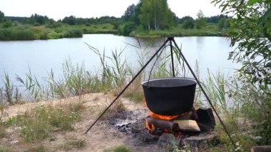 Büyük balık çorbasından yapılan balık çorbası geleneksel olarak açık havada gölde balık avlama koşullarında pişirilir.