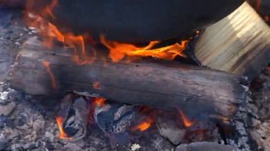 Büyük balık çorbasından yapılan balık çorbası geleneksel olarak açık havada gölde balık avlama koşullarında pişirilir.