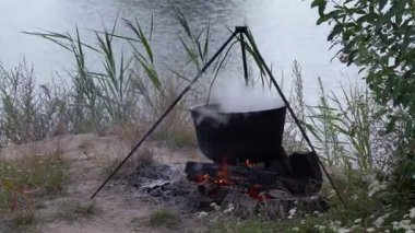 Büyük balık çorbasından yapılan balık çorbası geleneksel olarak açık havada gölde balık avlama koşullarında pişirilir.