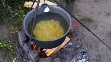 Büyük balık çorbasından yapılan balık çorbası geleneksel olarak açık havada gölde balık avlama koşullarında pişirilir.