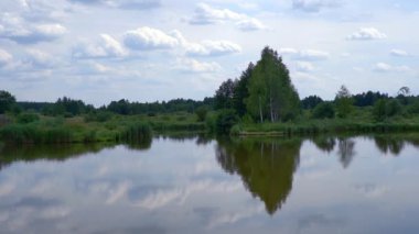Sessiz bir göl ve yeşil ormanlar. Manzara sıcak yaz akşamları.
