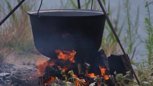 Ψαροσούπα Από Μεγάλο Ζωμό Ψαριού Παραδοσιακά Μαγειρεμένη Στην Ύπαιθρο Υπό — Αρχείο Βίντεο
