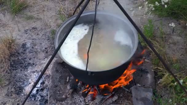 Zupa Rybna Dużego Bulionu Rybnego Tradycyjnie Gotowana Wolnym Powietrzu Warunkach — Wideo stockowe