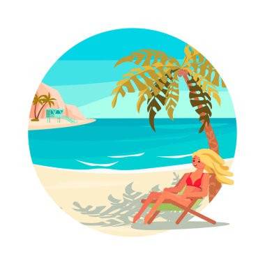 Genç bir kadın deniz kıyısında uzanır ve dinlenir..