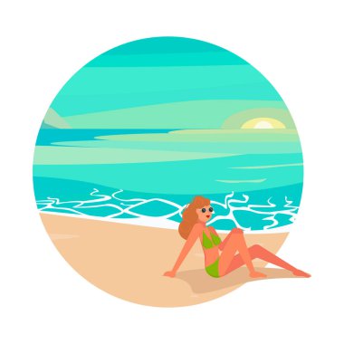 Genç kadın sahilde gün batımının arka planında dinleniyor.