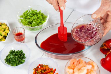 Lezzetli bir karides ceviche 'nin hazırlık sürecinin yakın çekimi.
