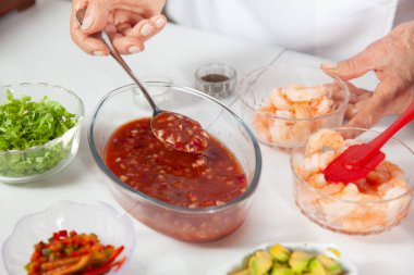 Lezzetli bir karides ceviche 'nin hazırlık sürecinin yakın çekimi.