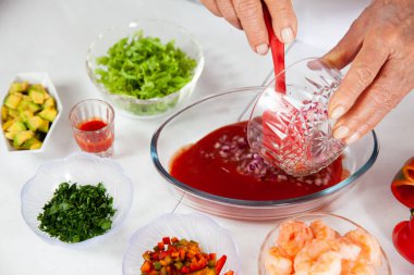 Lezzetli bir karides ceviche 'nin hazırlık sürecinin yakın çekimi.