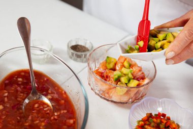 Lezzetli bir karides ceviche 'nin hazırlık sürecinin yakın çekimi.