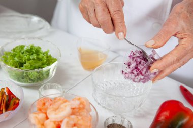 Lezzetli bir karides ceviche 'nin hazırlık sürecinin yakın çekimi.