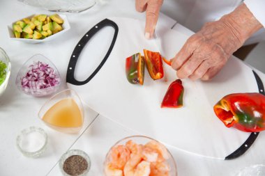 Lezzetli bir karides ceviche 'nin hazırlık sürecinin yakın çekimi.