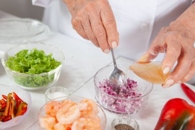 Lezzetli bir karides ceviche 'nin hazırlık sürecinin yakın çekimi.