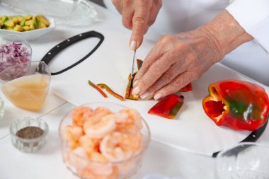 Lezzetli bir karides ceviche 'nin hazırlık sürecinin yakın çekimi.