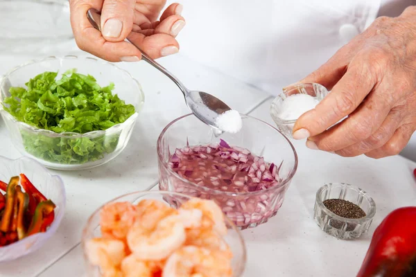 Lezzetli bir karides ceviche 'nin hazırlık sürecinin yakın çekimi.