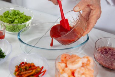 Lezzetli bir karides ceviche 'nin hazırlık sürecinin yakın çekimi.