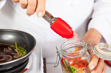 Ev yapımı turşu hazırlama sürecinin yakın çekimi