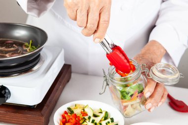 Ev yapımı turşu hazırlama sürecinin yakın çekimi