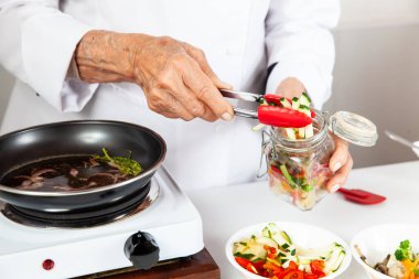 Ev yapımı turşu hazırlama sürecinin yakın çekimi