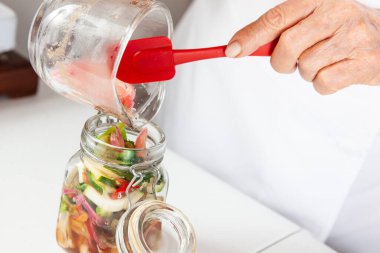 Ev yapımı turşu hazırlama sürecinin yakın çekimi