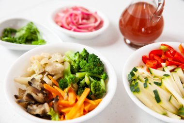 Ev yapımı turşu hazırlama sürecinin yakın çekimi