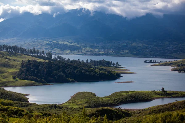 Kolombiya 'nın en büyük yapay gölü olan Calima Gölü Valle del Cauca bölgesinde Darien dağlarında yer almaktadır.