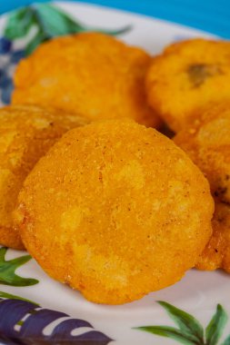 Kolombiya 'nın Karayip kıyısındaki geleneksel Arepa de Huevo veya Egg arepa yemeğinin hazırlanması.