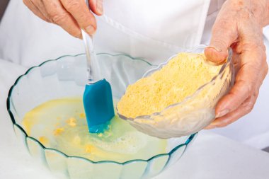 Kolombiya 'nın Karayip kıyısındaki geleneksel Arepa de Huevo veya Egg arepa yemeğinin hazırlanması.