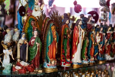 BUGA, KOLOMBİA - Ekim 2021. Kolombiya 'nın Buga şehrinde bulunan Mucizeler Tanrısı' nın Küçük Bazilikası 'na yakın dini eserlerin satışı