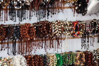 BUGA, KOLOMBİA - Ekim 2021. Kolombiya 'nın Buga şehrinde bulunan Mucizeler Tanrısı' nın Küçük Bazilikası 'na yakın dini eserlerin satışı