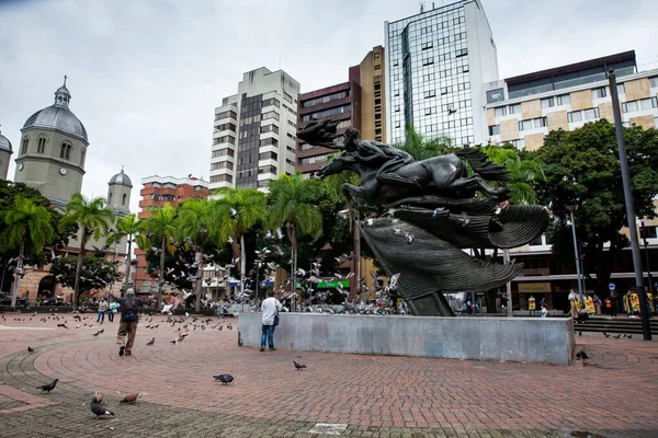 Pereira, Kolombiya - Temmuz 2021. Kolombiya, Pereira 'daki Bolivar Meydanı' nda ünlü Çıplak Bolivar heykeli.