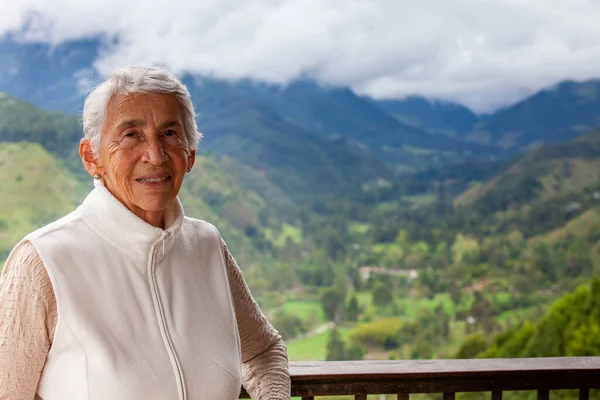 Seniorin Schönen Aussichtspunkt Über Das Cocora Tal Salento Der Region — Stockfoto