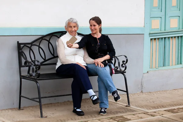 Ältere Mutter Und Erwachsene Tochter Gemeinsam Unterwegs Der Schönen Kleinstadt — Stockfoto