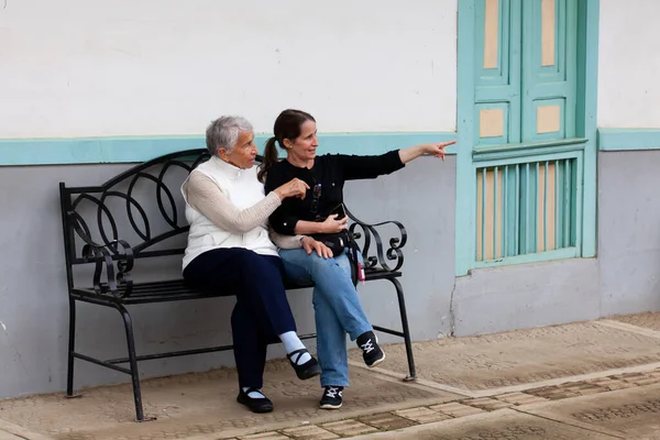 Ältere Mutter Und Erwachsene Tochter Gemeinsam Unterwegs Der Schönen Kleinstadt — Stockfoto