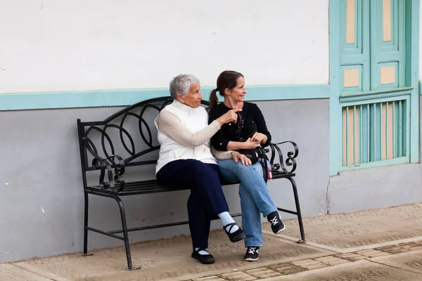 Ältere Mutter Und Erwachsene Tochter Gemeinsam Unterwegs Der Schönen Kleinstadt — Stockfoto