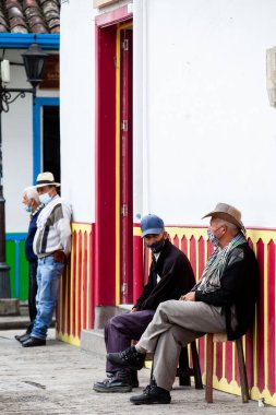 SALENTO, COLOMBIA - Temmuz 2021. Salento 'nun güzel bir köşesinde, Kolombiya' nın Quindio bölgesinde küçük bir kasabada kıdemli bir grup adam.