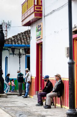 SALENTO, COLOMBIA - Temmuz 2021. Salento 'nun güzel bir köşesinde, Kolombiya' nın Quindio bölgesinde küçük bir kasabada kıdemli bir grup adam.
