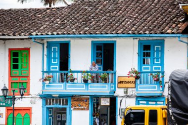 SALENTO, COLOMBIA - Temmuz 2021. Salento 'da güzel bir balkonda kıdemli bir adam. Kolombiya' nın Quindio bölgesinde küçük bir kasaba.