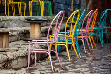 Kolombiya 'nın küçük Salento kasabasında renkli boyalı sandalyeler.