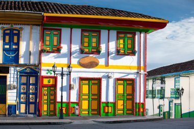 Kolombiya 'nın Quindio bölgesinde yer alan küçük Salento kasabasının güzel caddeleri ve cepheleri