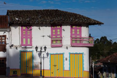Kolombiya 'nın Quindio bölgesinde yer alan küçük Salento kasabasının güzel caddeleri ve cepheleri