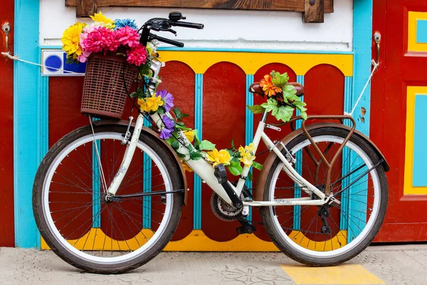 Bicicleta Decorada Junto Una Colorida Fachada Precioso Pueblo Salento Ubicado —  Fotos de Stock