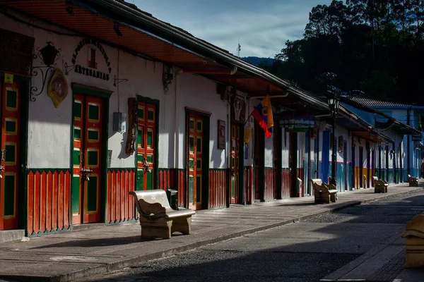 塞伦托 2021年7月 哥伦比亚Quindio地区Salento小镇漂亮的街道和房屋的立面 — 图库照片
